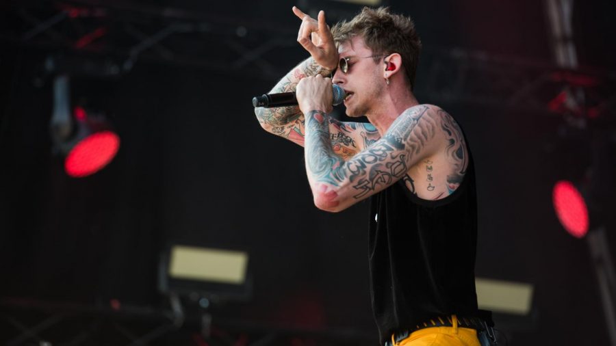 Machine Gun Kelly holds up signature gesture
https://creativecommons.org/licenses/by-sa/4.0/deed.en