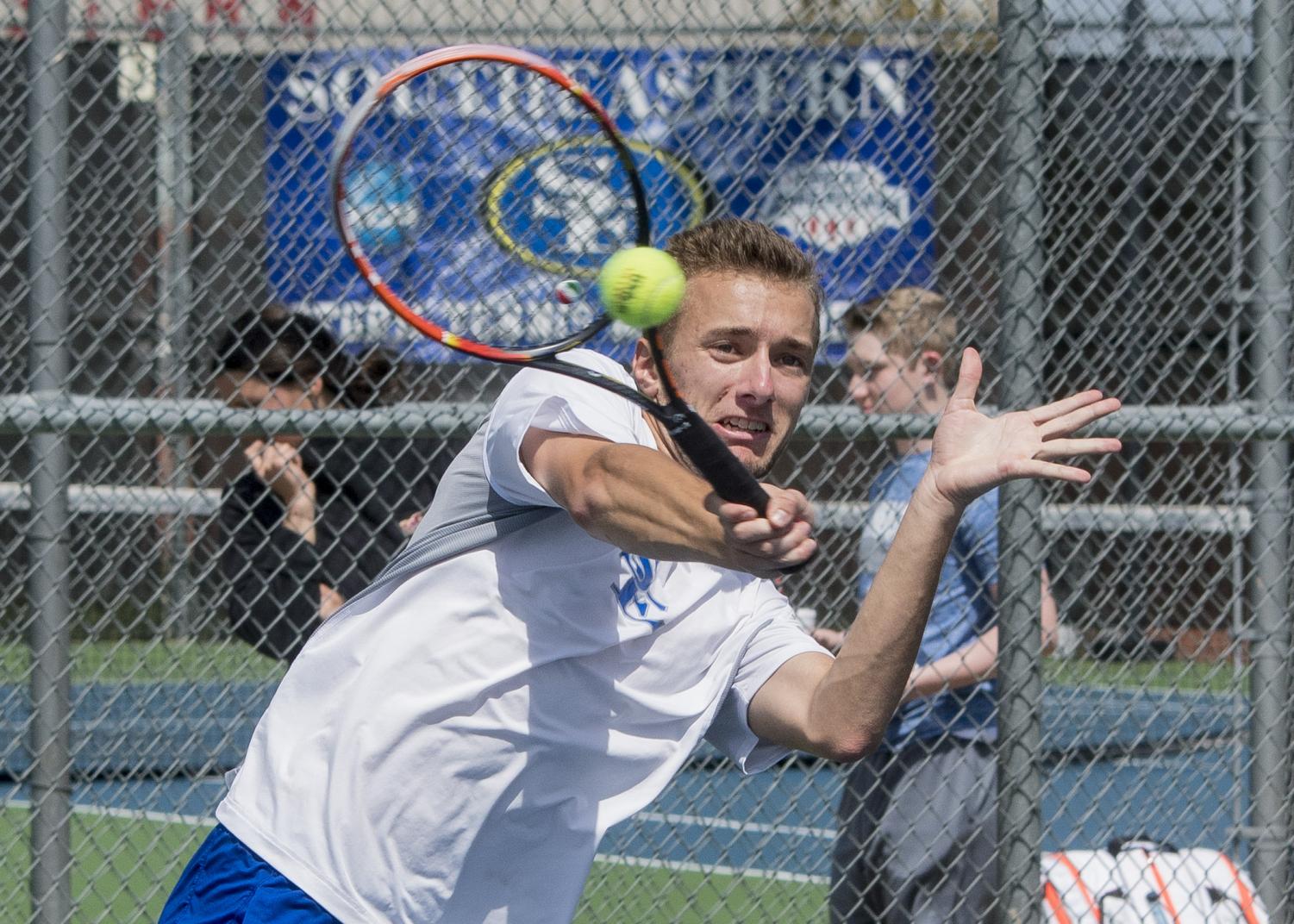 Southeastern men’s tennis dropped a trio of doubles matches and struggled to recover in a 5-1 loss to Midwestern on March 31.